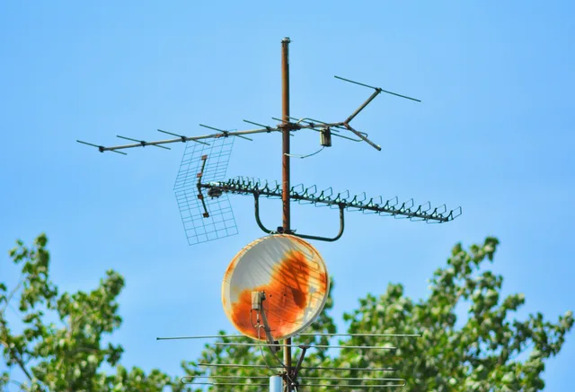 antenna, tv antenna, sat, satellite tv, satellite reception, satellite broadcasting, tv, watch tv, television reception, parabolic antennas, rusted, old, antiquated, home antenna, roof antenna, historical, weathered, antenna, antenna, antenna, antenna, tv antenna, tv antenna, tv antenna, tv antenna, tv antenna. Connected TV advertising for market towns: what English buyers should check